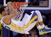 AYXapp下载-末节之王！浓眉统治攻防两端，湖人强压猛龙锁定关键胜利