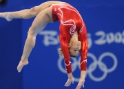 爱游戏下载-尼克斯强压雷霆，恩比德成为关键先生，费城新王如何主宰比赛