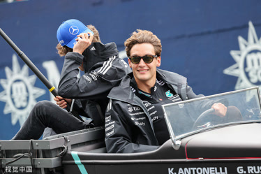 红牛车队碾压威廉姆斯，拉塞尔关键制胜