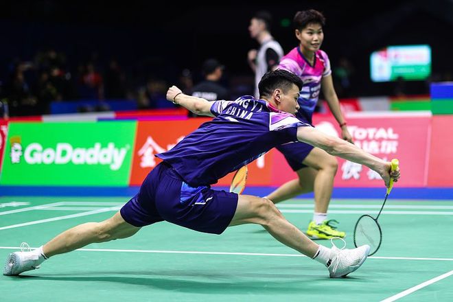 中国队鏖战韩国队，黄鸭组合统治全场