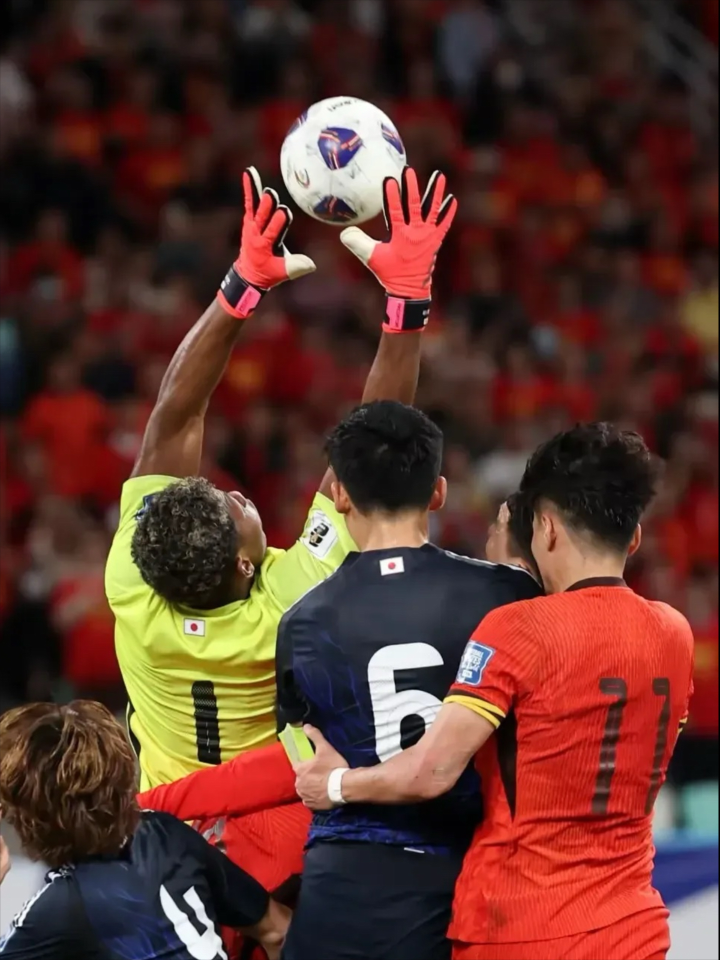 热门球队取得胜利，球员表现抢眼