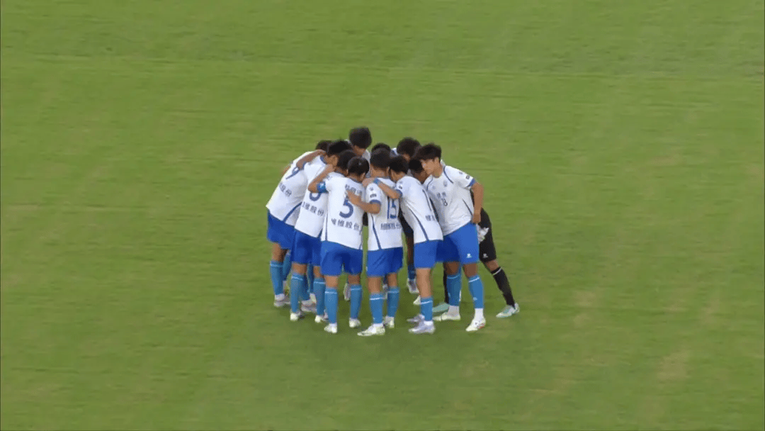 紧张气氛下，球员们备战比赛，全力以赴争夺荣耀！