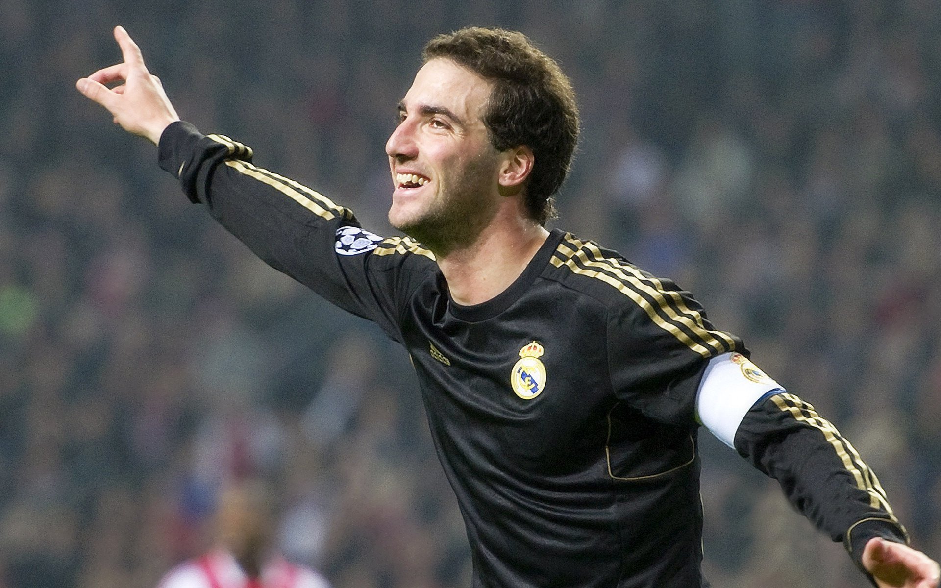 赛道与球场的双重奏，当克莱在F1街道赛接管，马刺已悄然速胜魔术